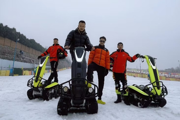 De perfecte metgezel voor buitenactiviteiten ： Elektrische sneeuwscooter-stand-stand