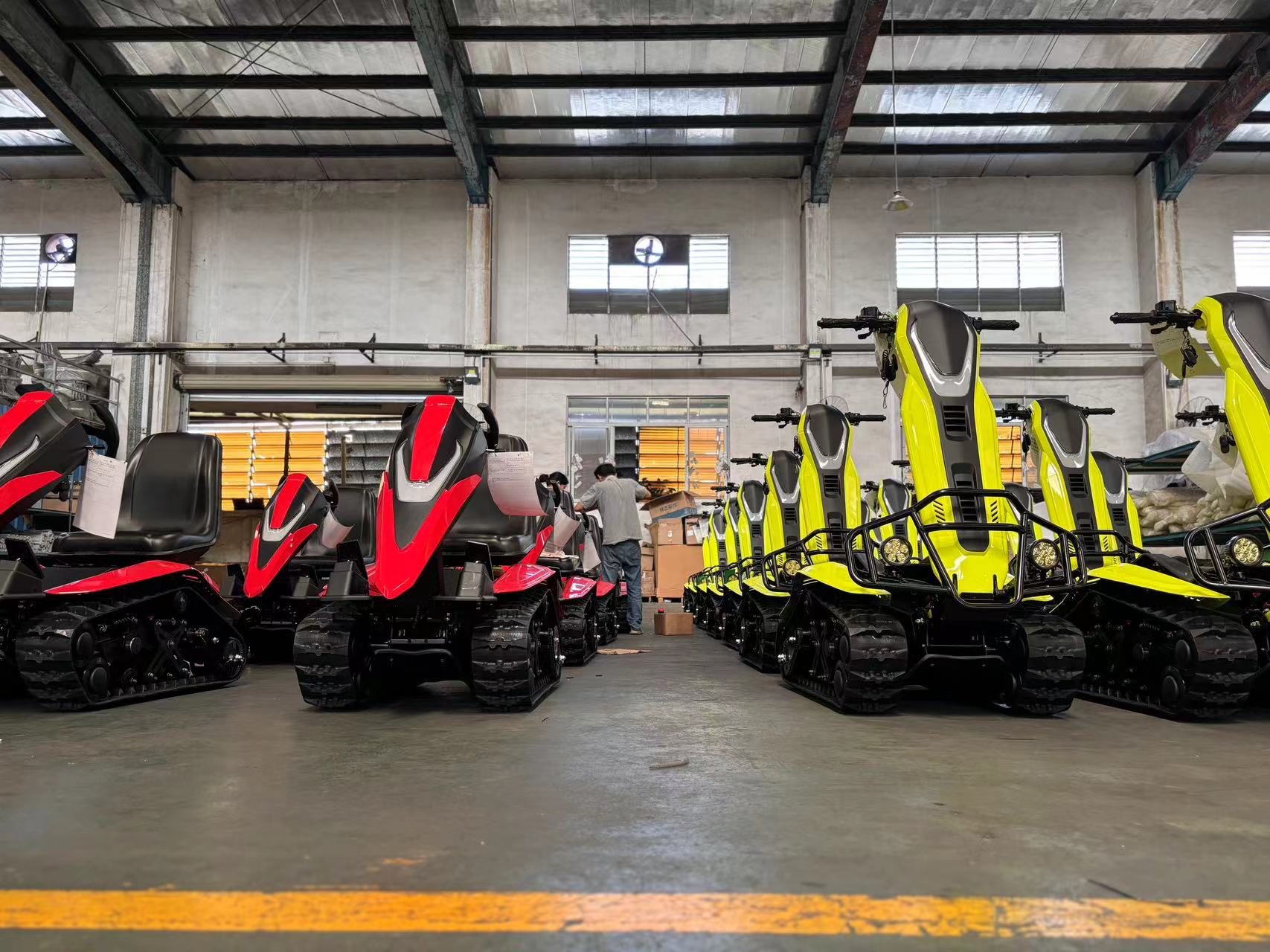 Nieuwe partij sneeuwscooters (ETV Tank) rolt van de productielijn af