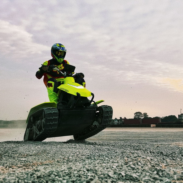 Krachtige elektrische sneeuwscooter voor offroad-gebruik